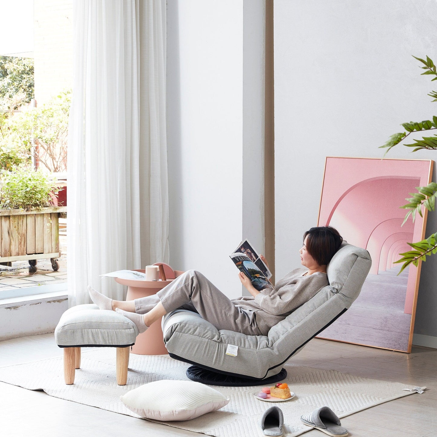 Ensemble de fauteuil inclinable sans accoudoirs, recouvert de tissu, avec repose-pieds et repose-tête réglable.