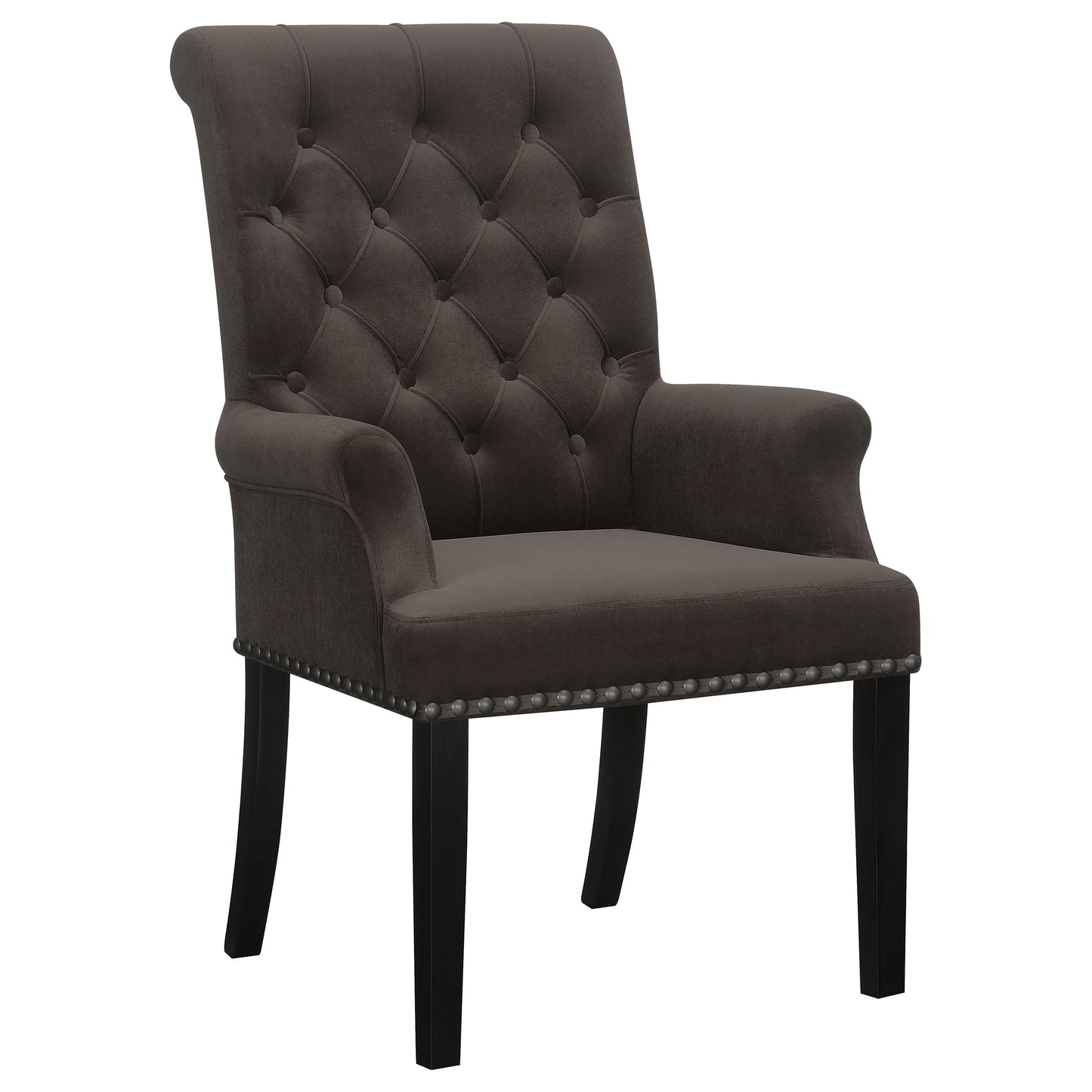 Fauteuil à accoudoirs capitonné et recouvert de tissu, avec garniture à clous décoratifs, modèle Alana.