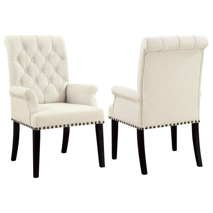 Fauteuil à dossier capitonné et accoudoirs, recouvert de tissu beige, modèle Alana