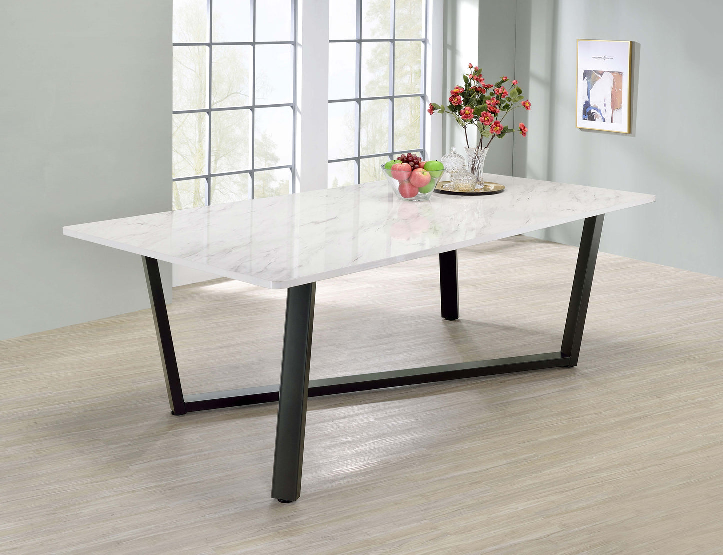 Table de salle à manger rectangulaire Mayer en faux marbre blanc et métal noir.
