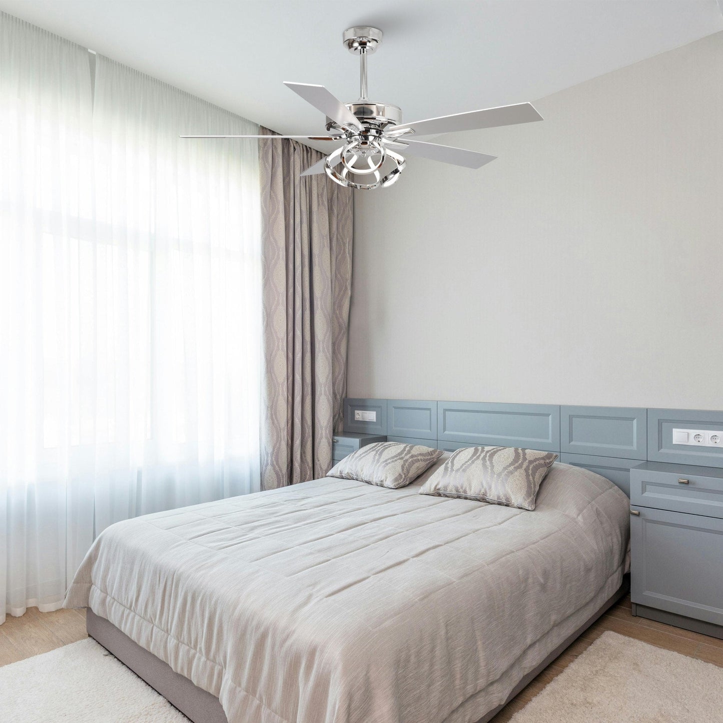 Ventilateur de plafond LED intérieur moderne à 52 pouces, chromé/noir, avec éclairage et télécommande, et fonction de gradation.