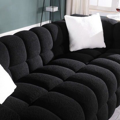 84.3 Canapé 3 places luxueux et spacieux en bouclé, recouvert de tissu Marshmallow, avec 2 coussins carrés décoratifs et accoudoirs carrés.