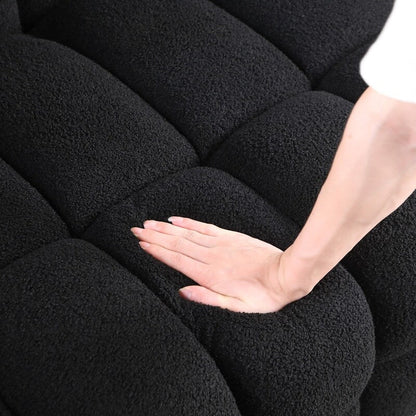 84.3 Canapé 3 places luxueux et spacieux en bouclé, recouvert de tissu Marshmallow, avec 2 coussins carrés décoratifs et accoudoirs carrés.