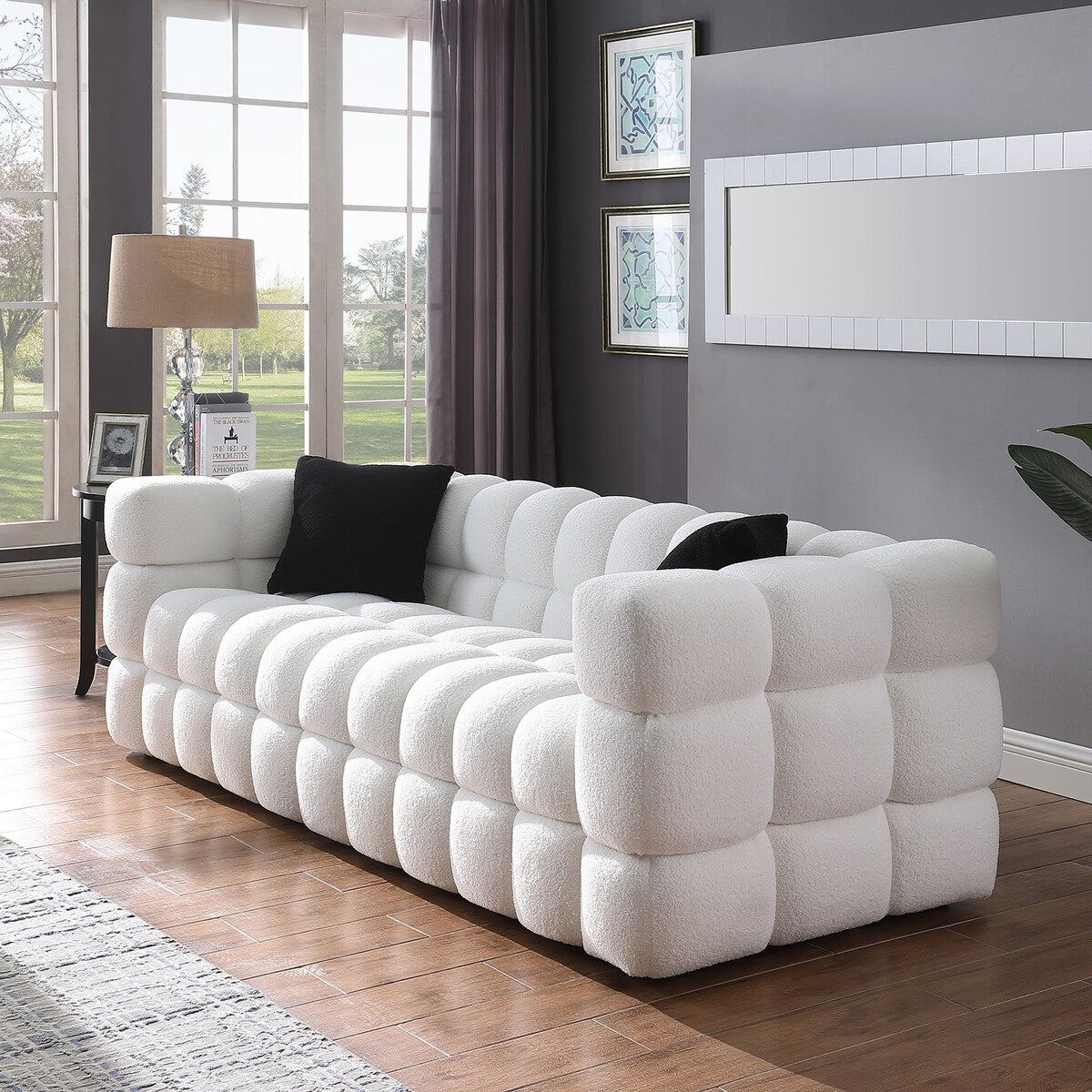 84.3 Canapé 3 places luxueux et spacieux en bouclé, recouvert de tissu Marshmallow, avec 2 coussins carrés décoratifs et accoudoirs carrés.