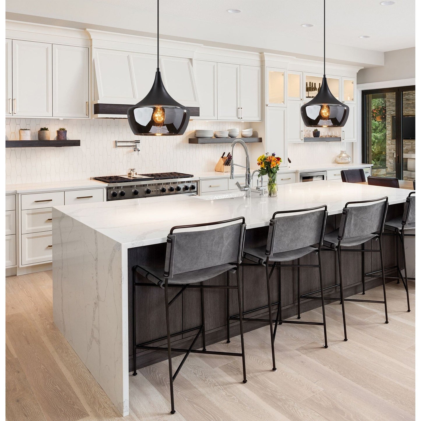 Lampe suspendue Eliza en noir ou en acier d'Adesso