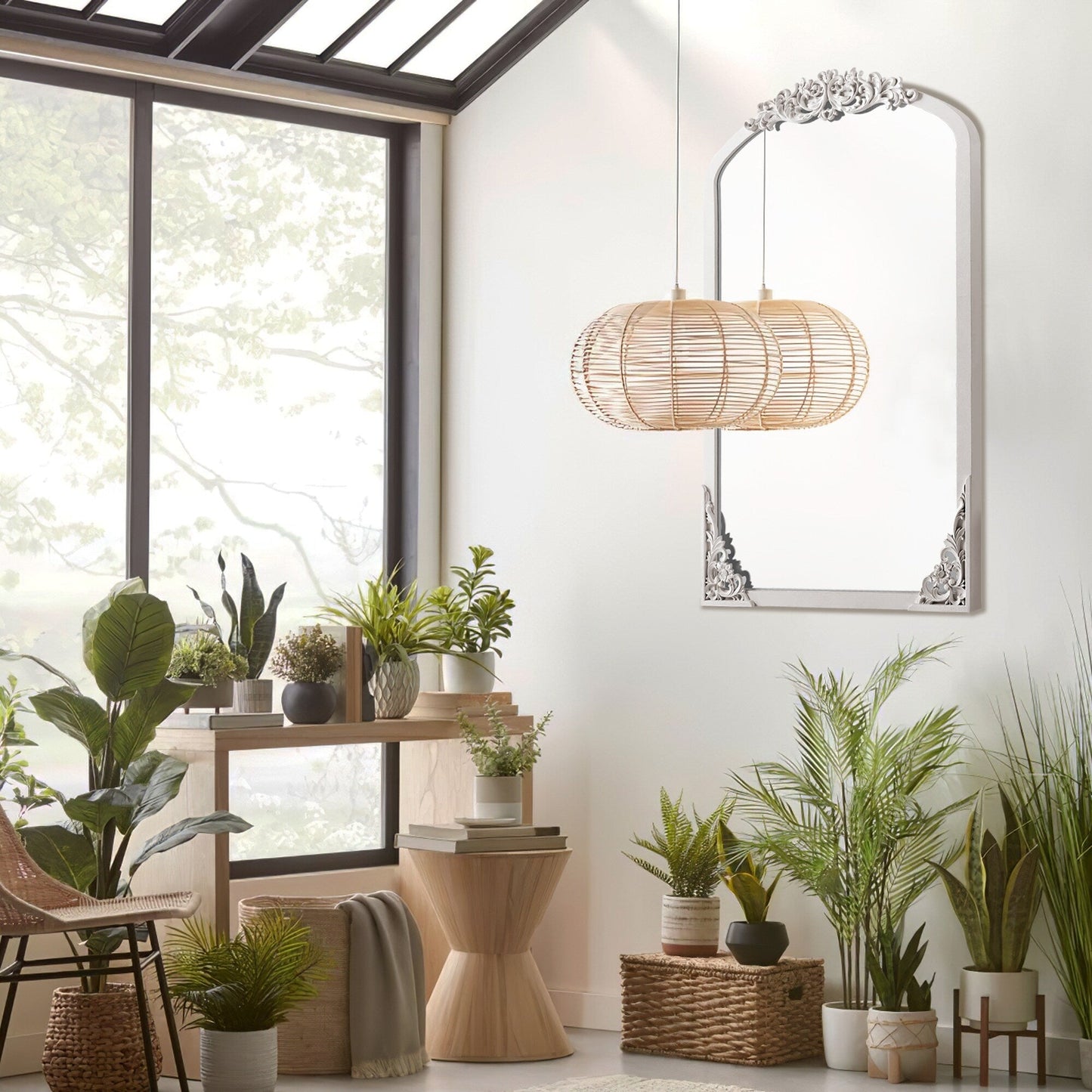 Grand miroir de sol en bois massif à encadrement incurvé et sculpture