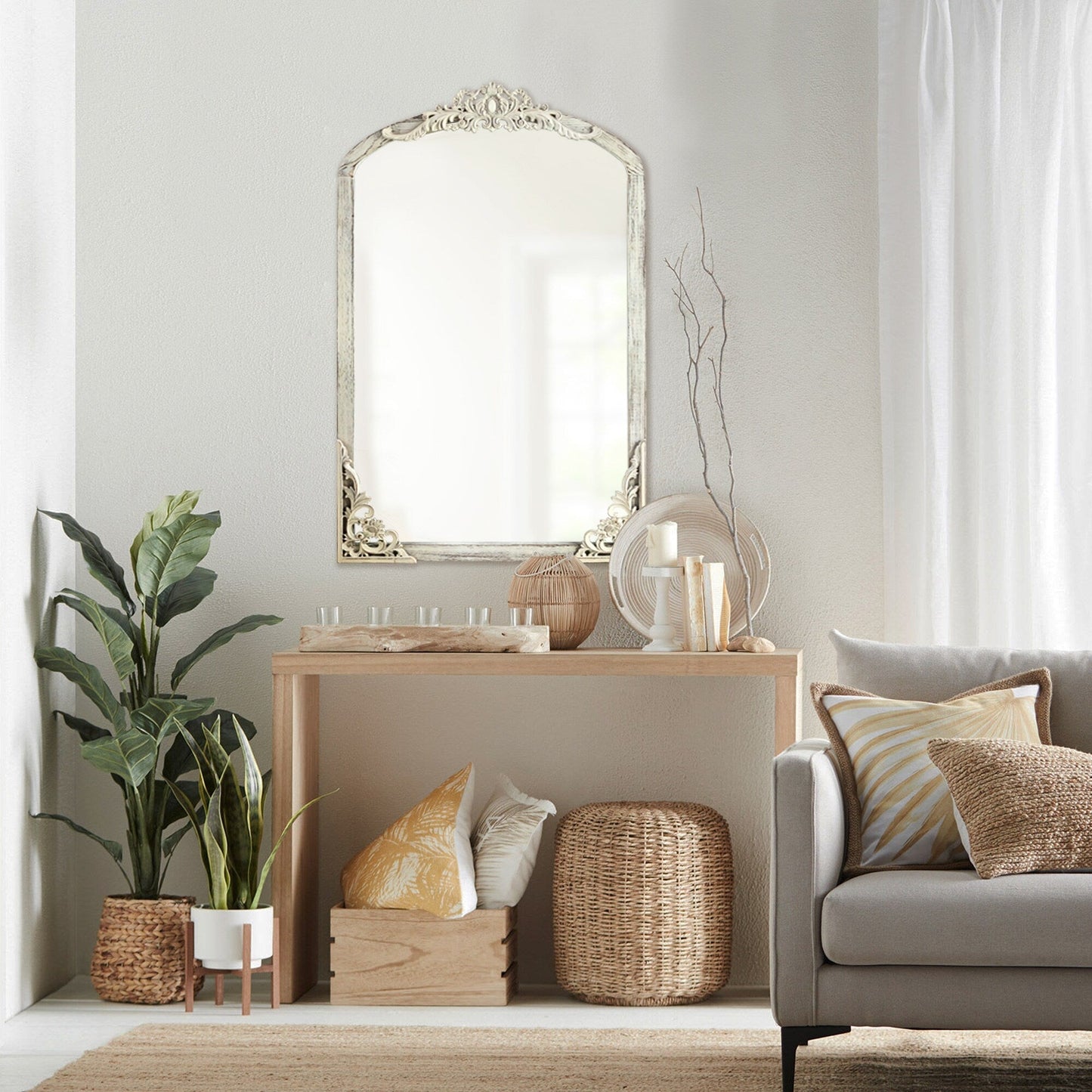 Grand miroir de sol en bois massif à encadrement incurvé et sculpture