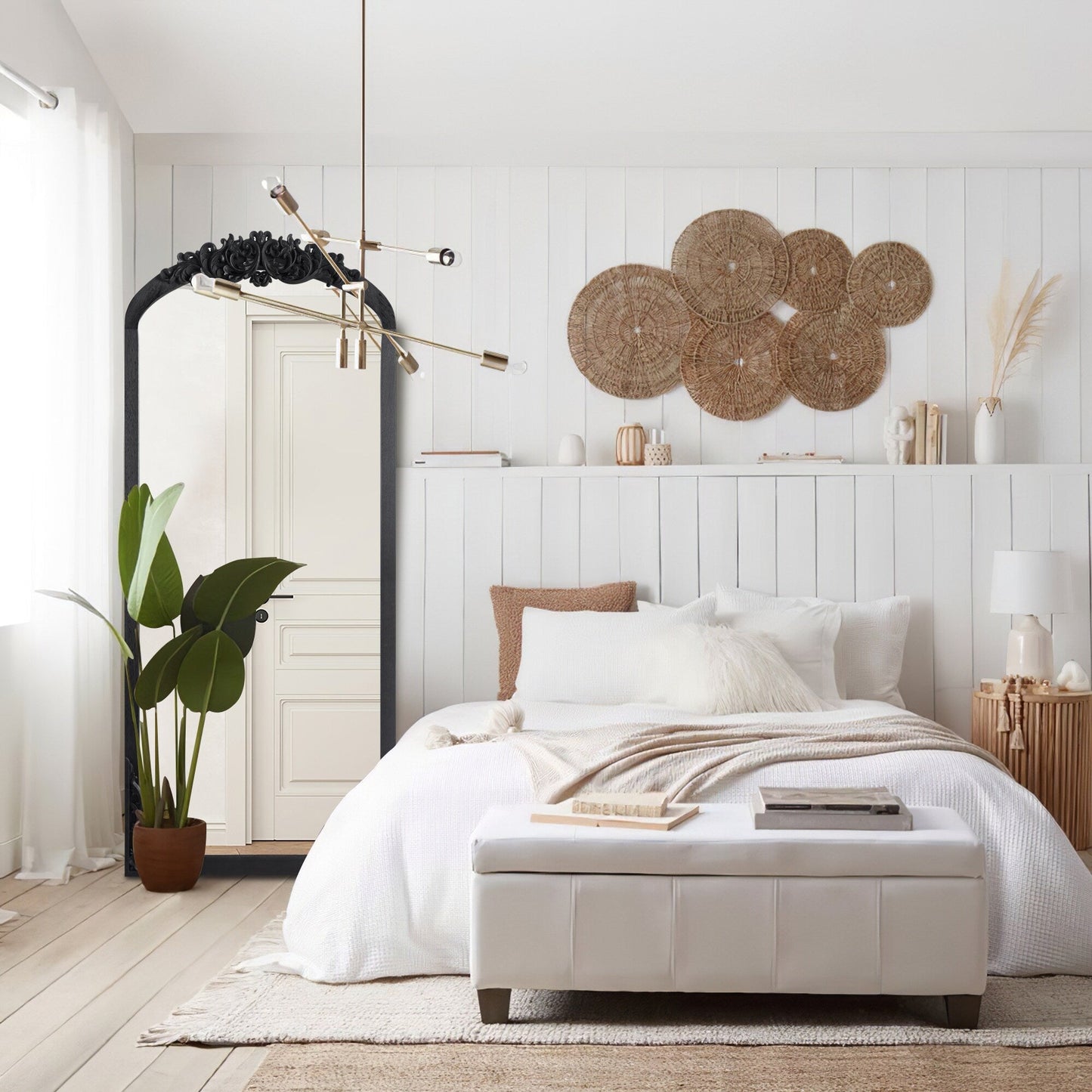 Grand miroir de sol en bois massif à encadrement incurvé et sculpture