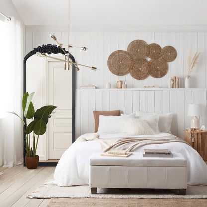 Grand miroir de sol en bois massif à encadrement incurvé et sculpture