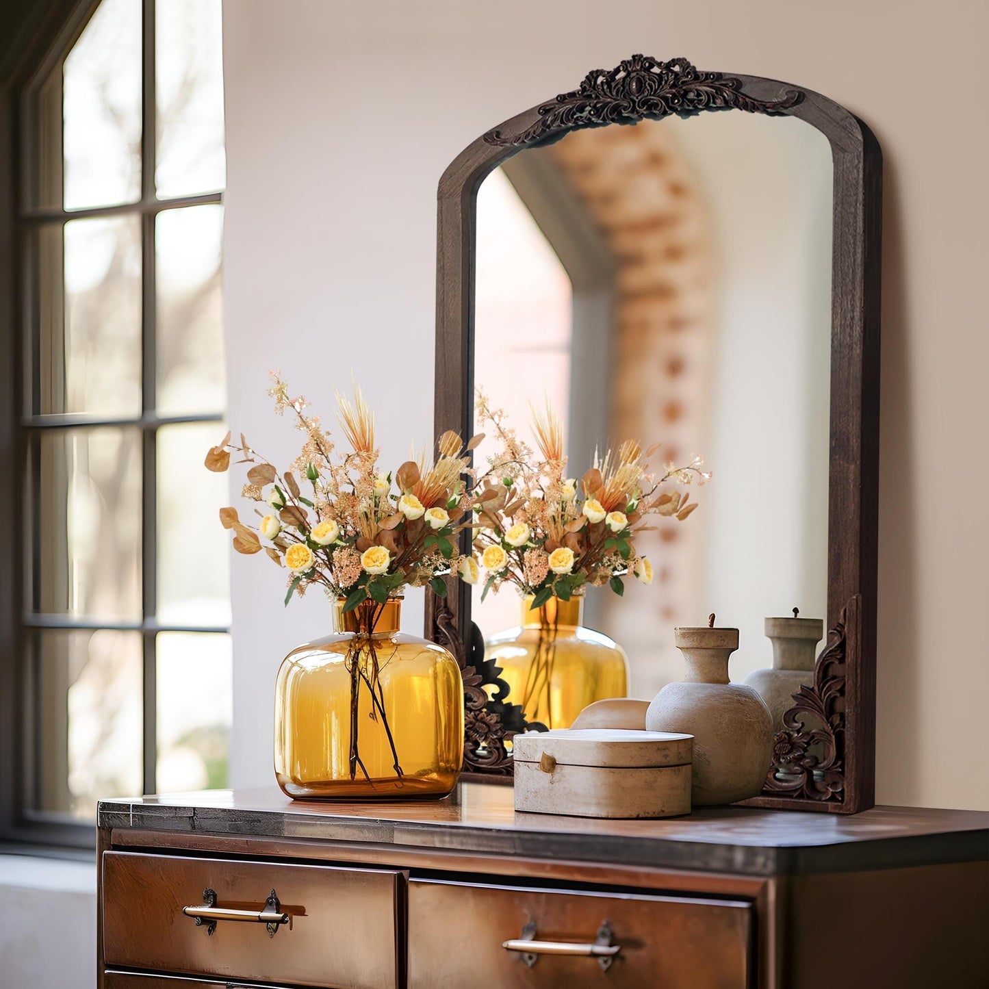 Grand miroir de sol en bois massif à encadrement incurvé et sculpture