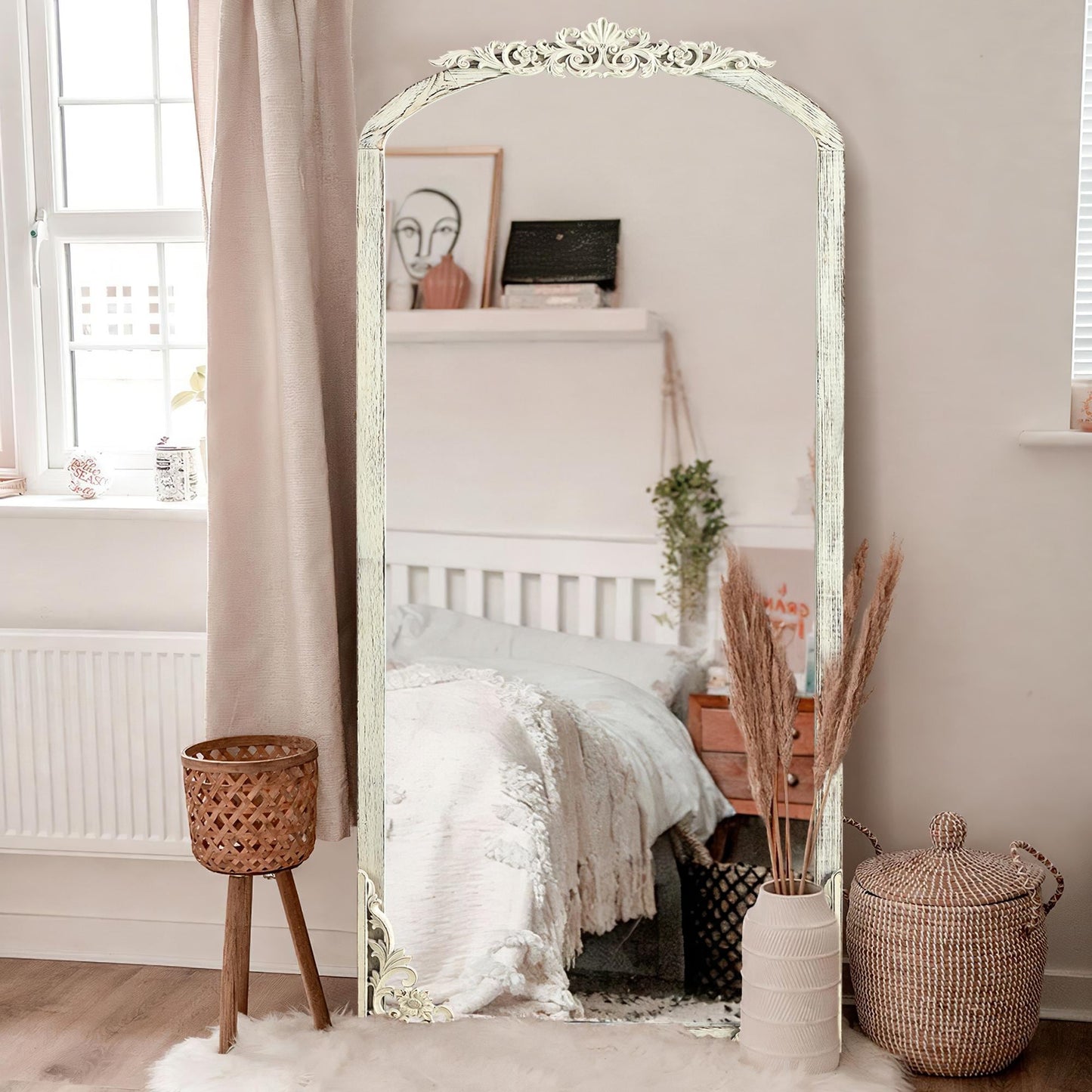 Grand miroir de sol en bois massif à encadrement incurvé et sculpture