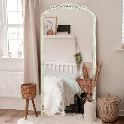 Grand miroir de sol en bois massif à encadrement incurvé et sculpture