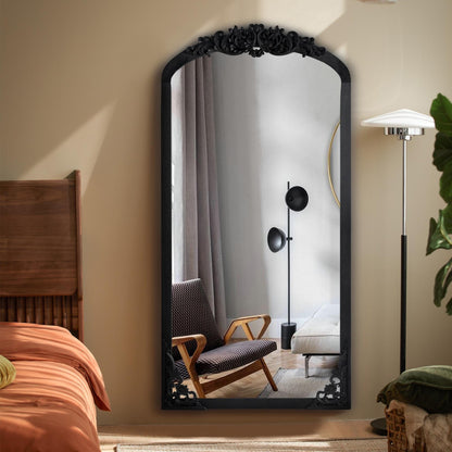 Grand miroir de sol en bois massif à encadrement incurvé et sculpture