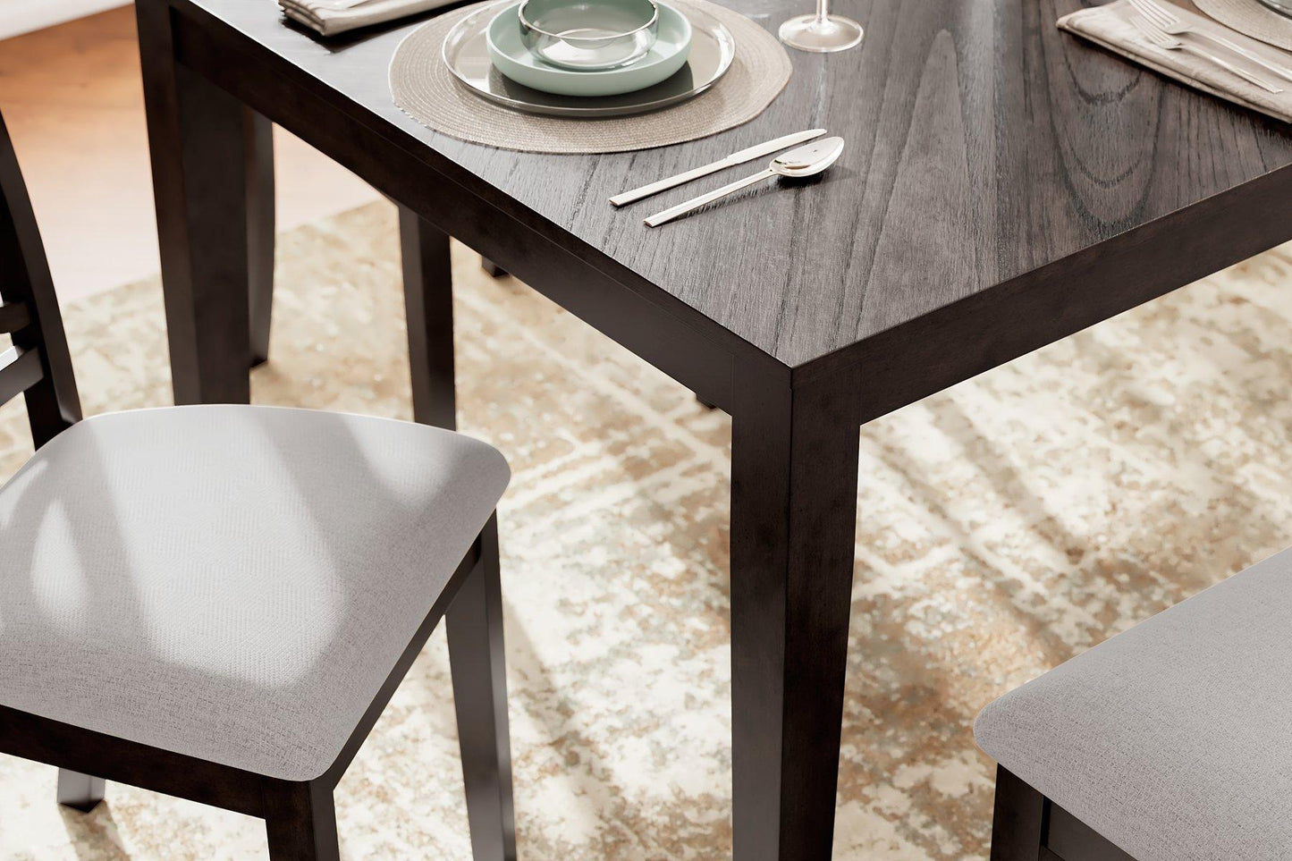 Table à manger Langwest et 4 chaises et banc (ensemble de 6)