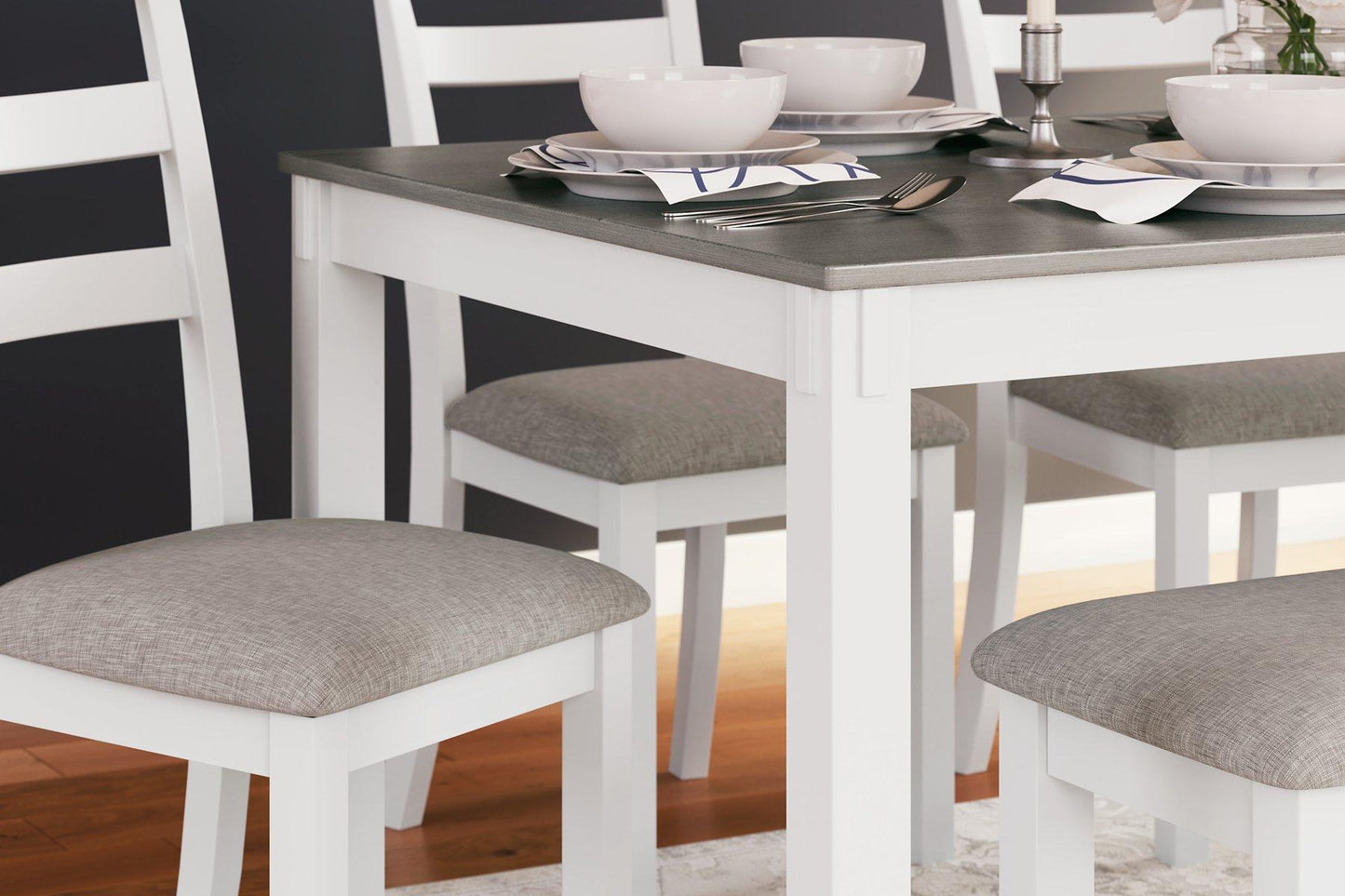 Table à manger et chaises Stonehollow avec banc (ensemble de 6)