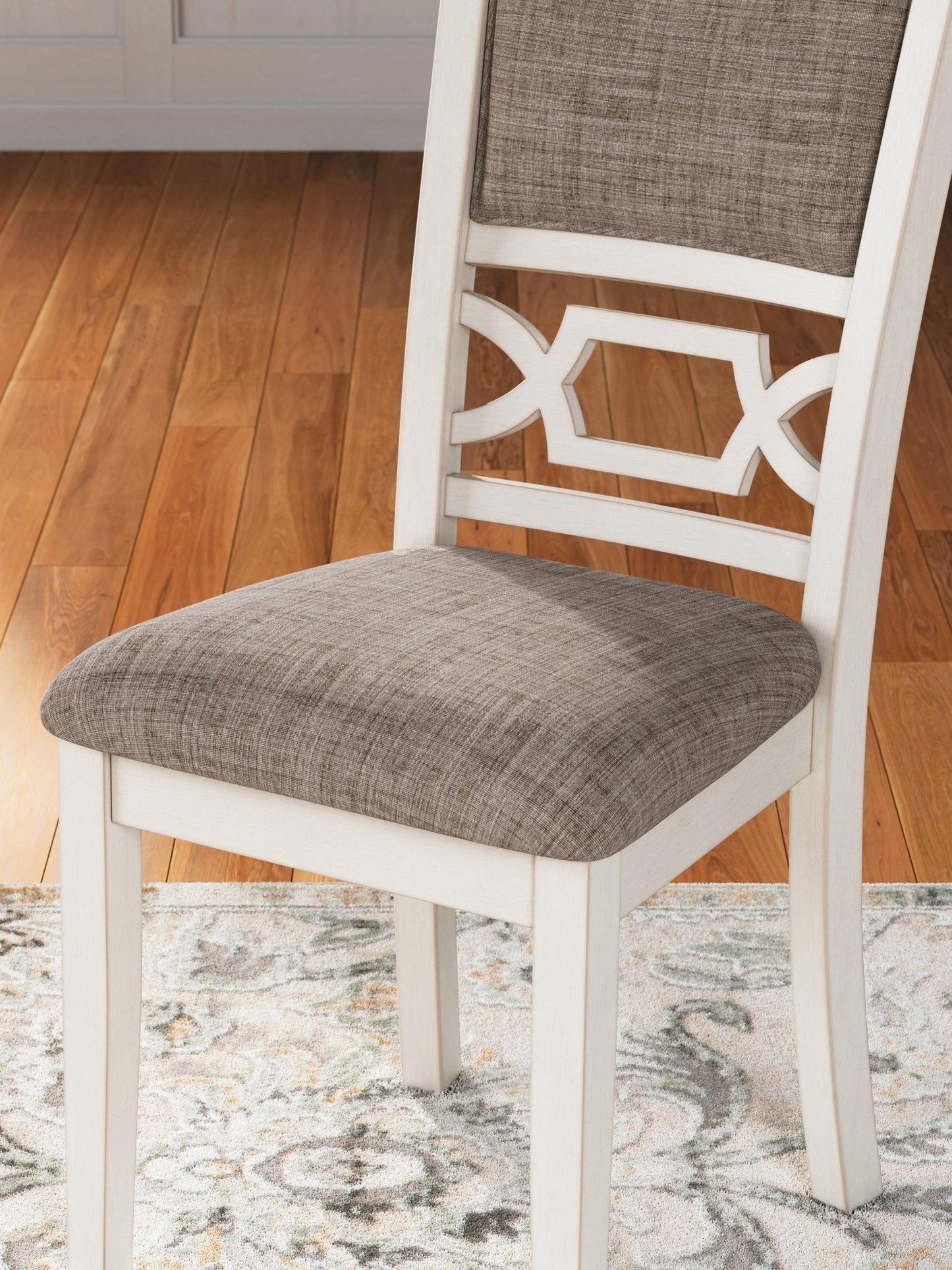 Table à manger Erinberg et 4 chaises et banc (ensemble de 6)