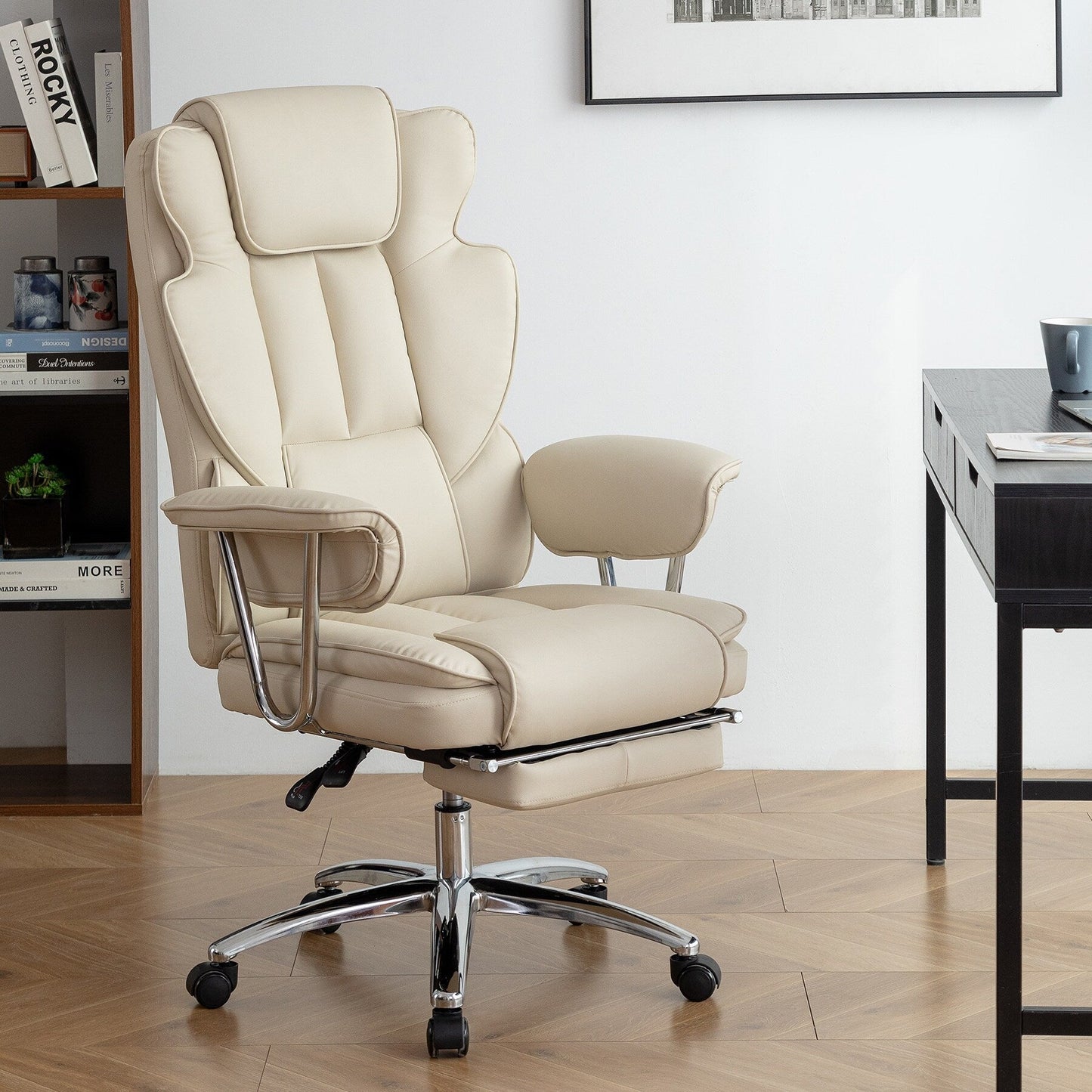 Fauteuil de bureau inclinable ergonomique à dossier haut, pivotant à 360°, en simili cuir beige, avec support lombaire, repose-pieds et hauteur réglable.