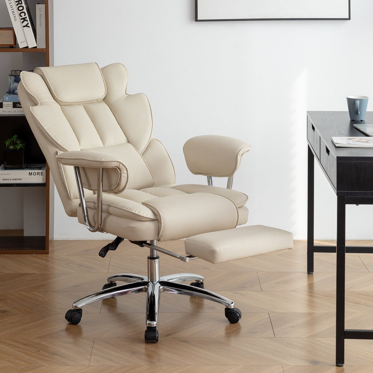 Fauteuil de bureau inclinable ergonomique à dossier haut, pivotant à 360°, en simili cuir beige, avec support lombaire, repose-pieds et hauteur réglable.