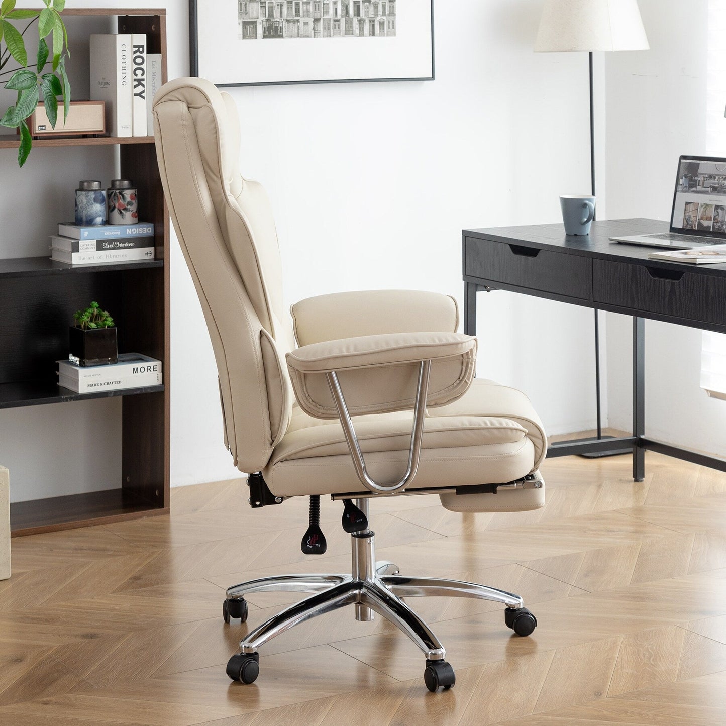 Fauteuil de bureau inclinable ergonomique à dossier haut, pivotant à 360°, en simili cuir beige, avec support lombaire, repose-pieds et hauteur réglable.