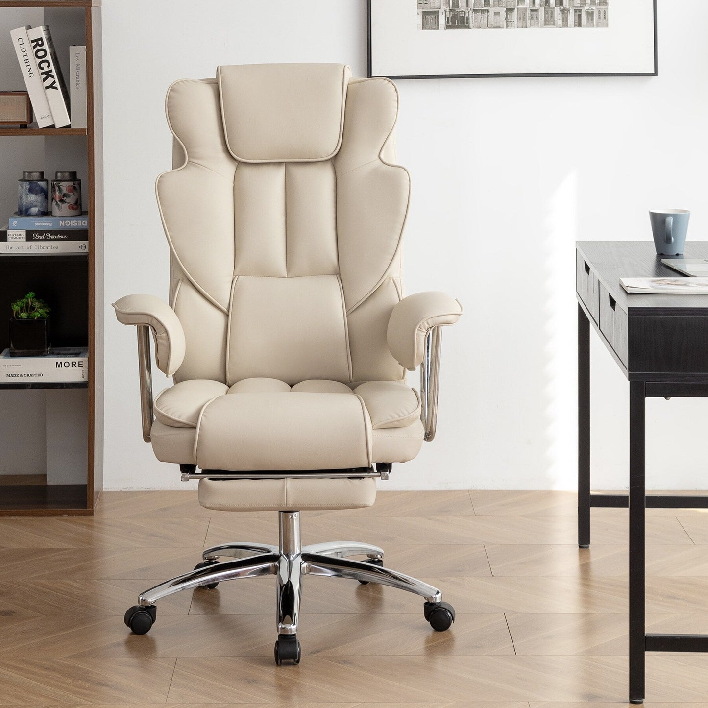 Fauteuil de bureau inclinable ergonomique à dossier haut, pivotant à 360°, en simili cuir beige, avec support lombaire, repose-pieds et hauteur réglable.