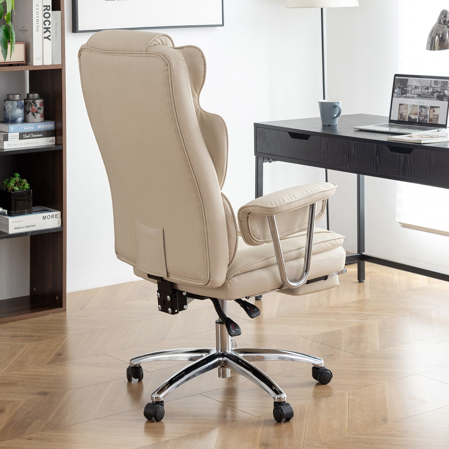 Fauteuil de bureau inclinable ergonomique à dossier haut, pivotant à 360°, en simili cuir beige, avec support lombaire, repose-pieds et hauteur réglable.