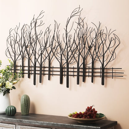 Décoration murale en métal noir représentant un champ d'arbres