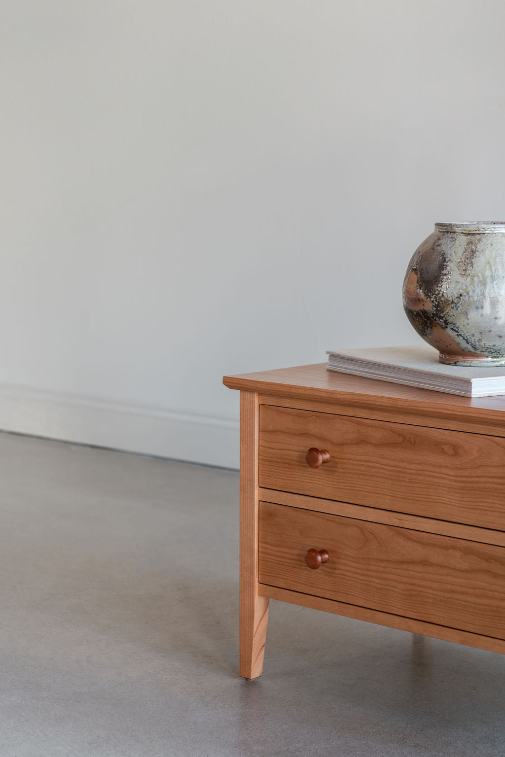 Commode à deux tiroirs Shaker - Cerisier