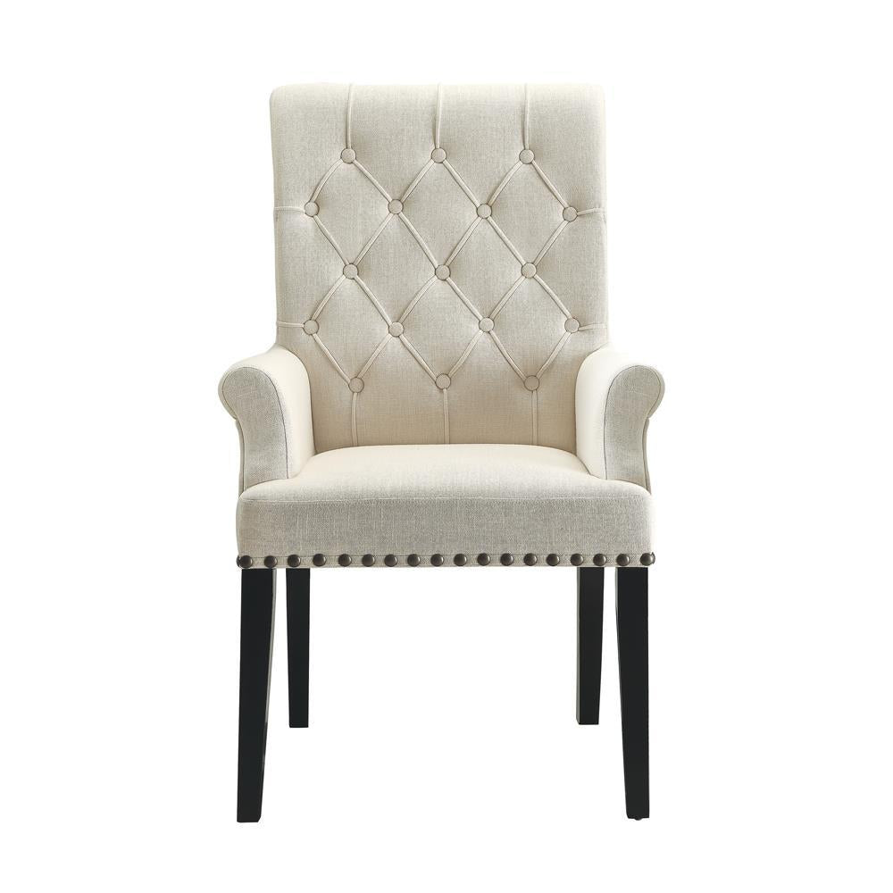 Fauteuil à dossier capitonné et accoudoirs, recouvert de tissu beige, modèle Alana