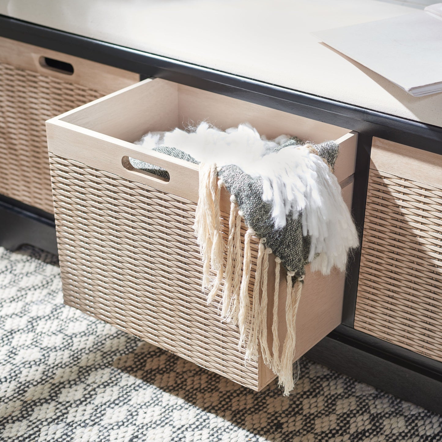 Banc de rangement avec 3 tiroirs et coussin SAFAVIEH Fiorello - 120 L x 38 l x 48 h - 120Lx38Lx48H