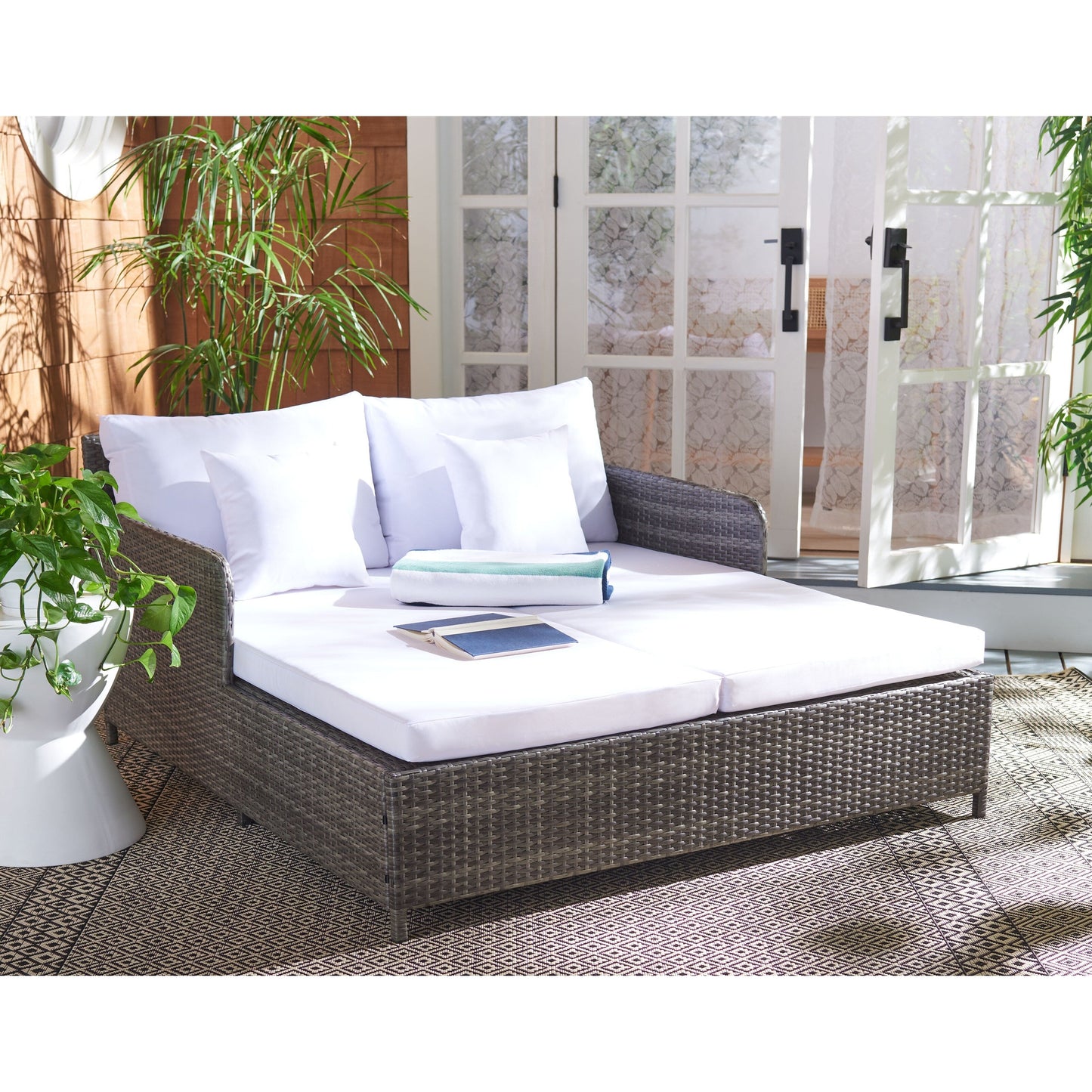 SAFAVIEH Lit de jardin Taniyah en osier avec coussins - 135L x 71P x 157H (cm)