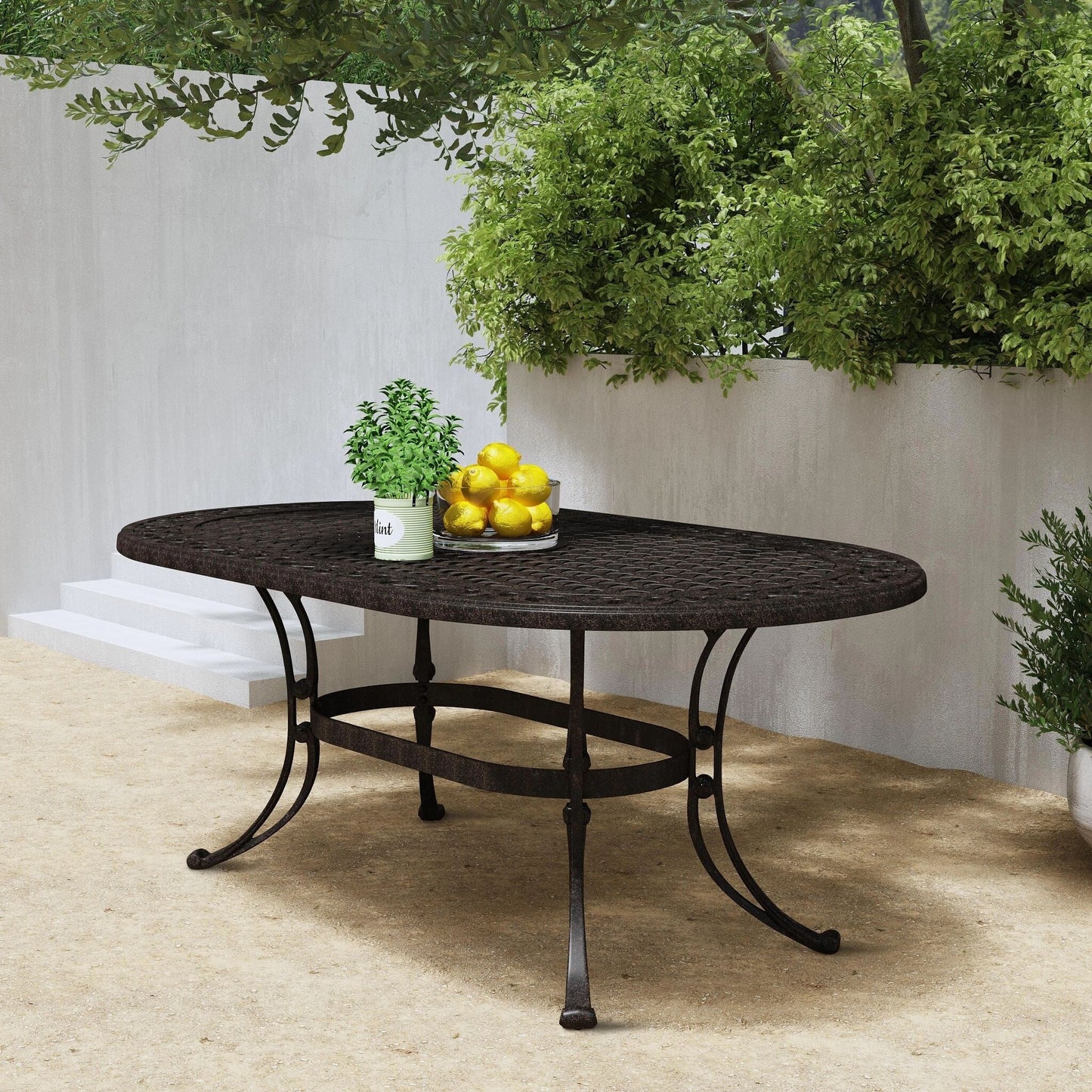 Ensemble de repas d'extérieur Sanibel en aluminium bronze, 7 pièces, comprenant une table ovale de 72 pouces et six chaises à accoudoirs de Homestyles.