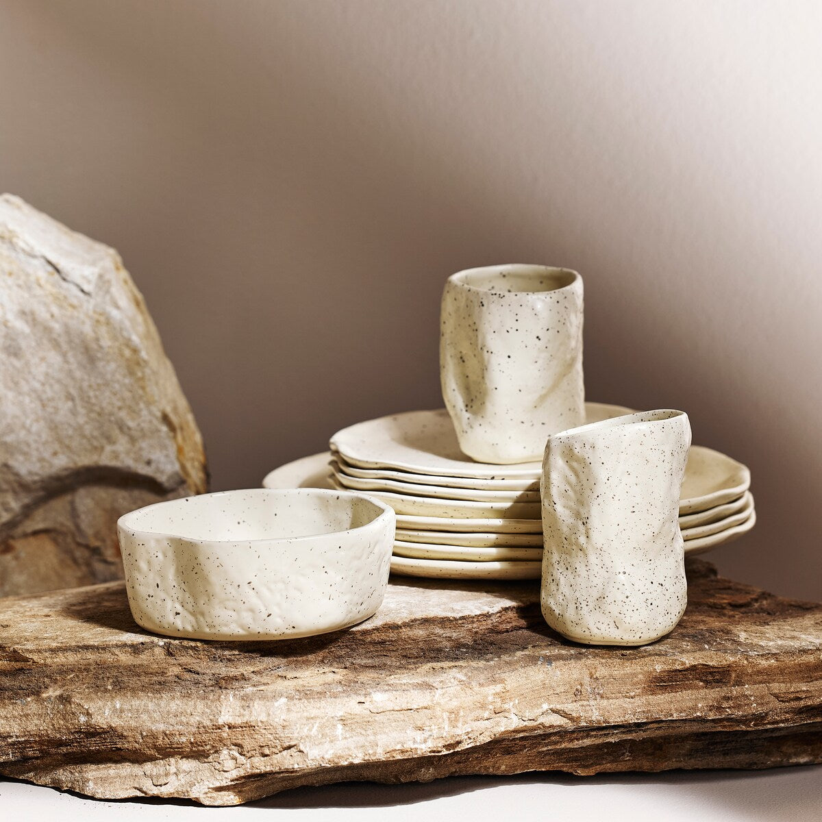 Service de table en grès ATIK de la marque Stone by Mercer Project