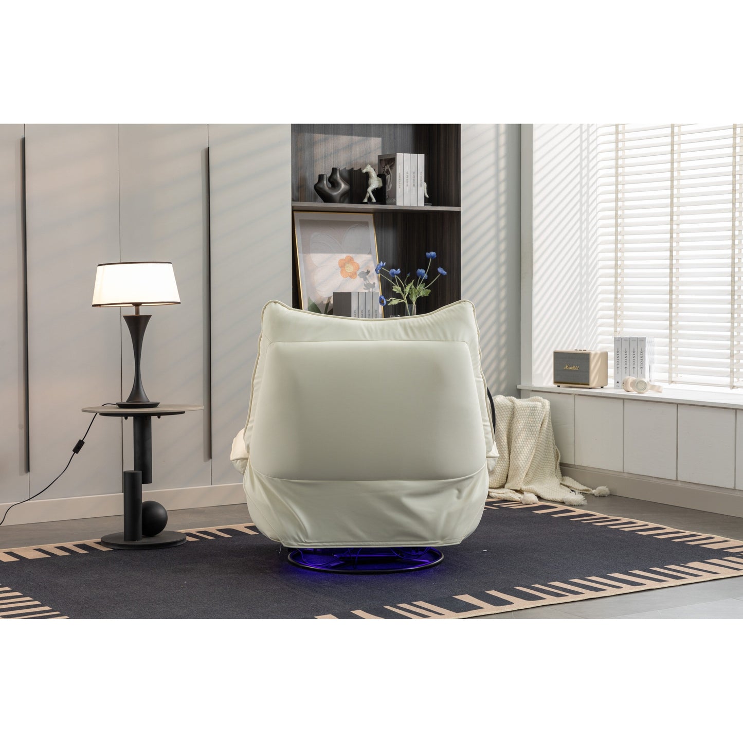 Fauteuil inclinable pivotant à glissement électrique avec haut-parleurs Bluetooth, porte-téléphone, ports de charge USB et Type-C, et rangement caché dans les accoudoirs.