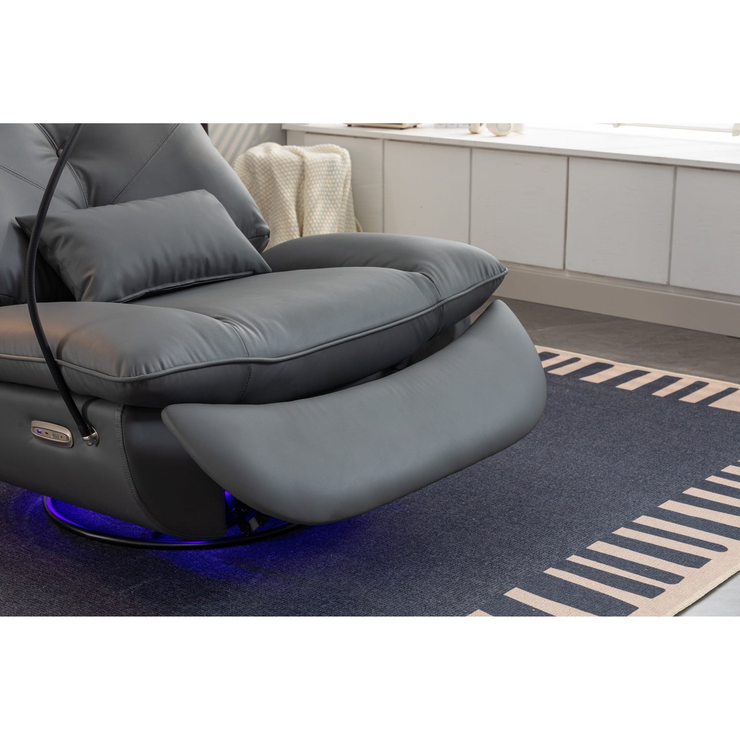 Fauteuil inclinable pivotant à glissement électrique avec haut-parleurs Bluetooth, porte-téléphone, ports de charge USB et Type-C, et rangement caché dans les accoudoirs.