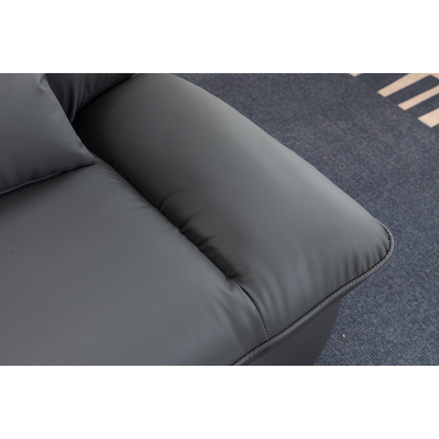 Fauteuil inclinable pivotant à glissement électrique avec haut-parleurs Bluetooth, porte-téléphone, ports de charge USB et Type-C, et rangement caché dans les accoudoirs.