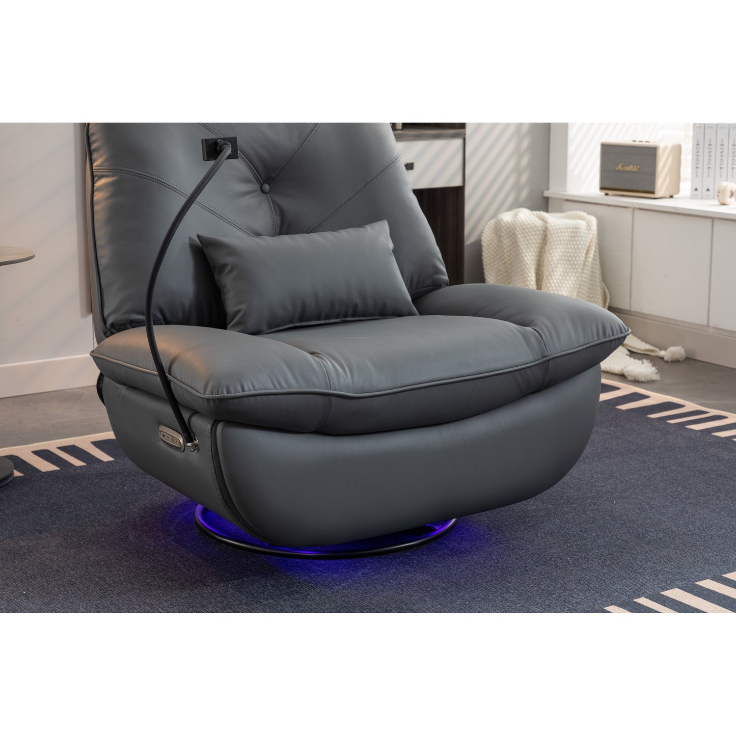 Fauteuil inclinable pivotant à glissement électrique avec haut-parleurs Bluetooth, porte-téléphone, ports de charge USB et Type-C, et rangement caché dans les accoudoirs.