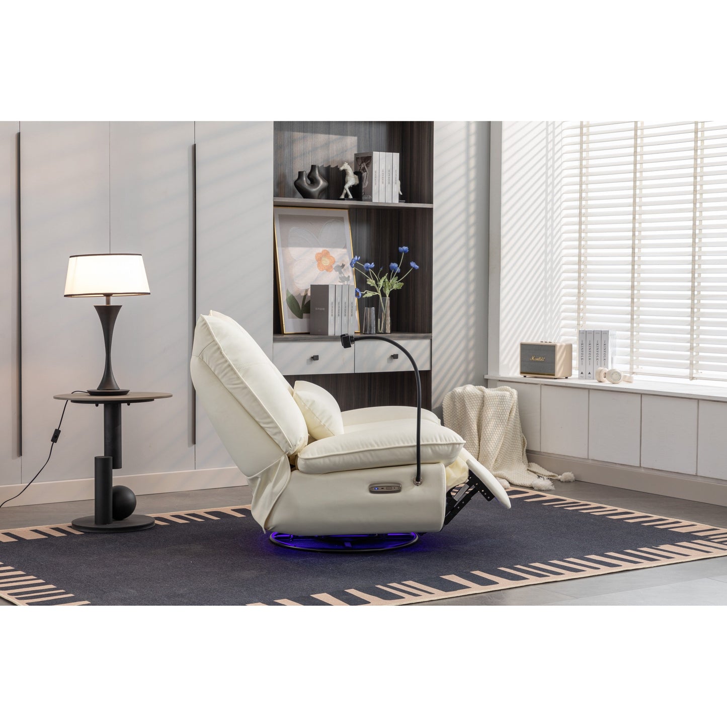 Fauteuil inclinable pivotant à glissement électrique avec haut-parleurs Bluetooth, porte-téléphone, ports de charge USB et Type-C, et rangement caché dans les accoudoirs.