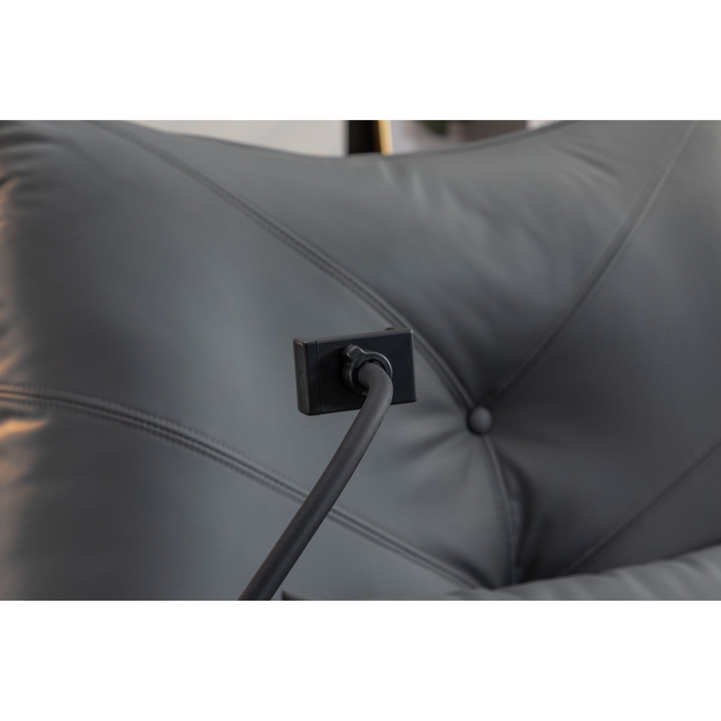 Fauteuil inclinable pivotant à glissement électrique avec haut-parleurs Bluetooth, porte-téléphone, ports de charge USB et Type-C, et rangement caché dans les accoudoirs.