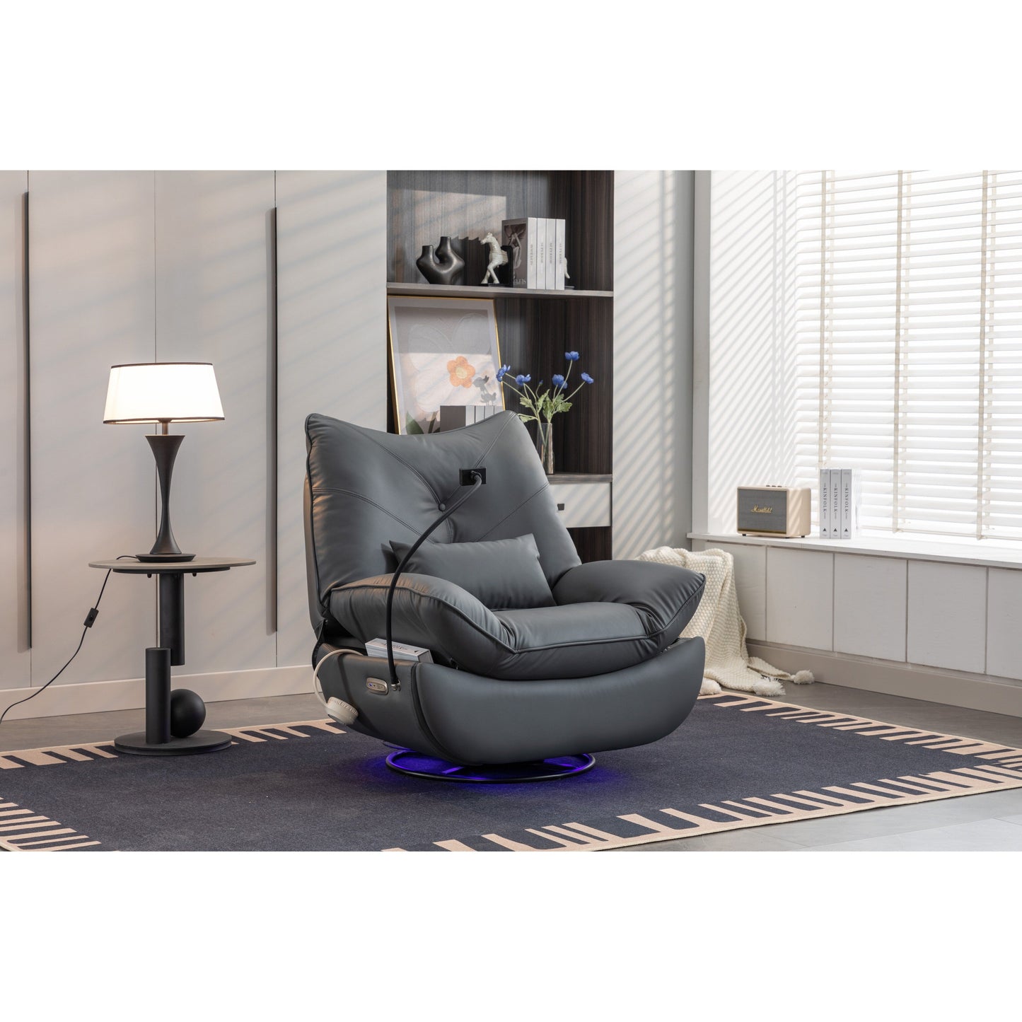 Fauteuil inclinable pivotant à glissement électrique avec haut-parleurs Bluetooth, porte-téléphone, ports de charge USB et Type-C, et rangement caché dans les accoudoirs.