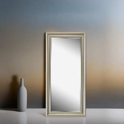 Grand miroir, miroir pleine taille, miroir rectangulaire mural suspendu, avec cadre en faux bois lisse.