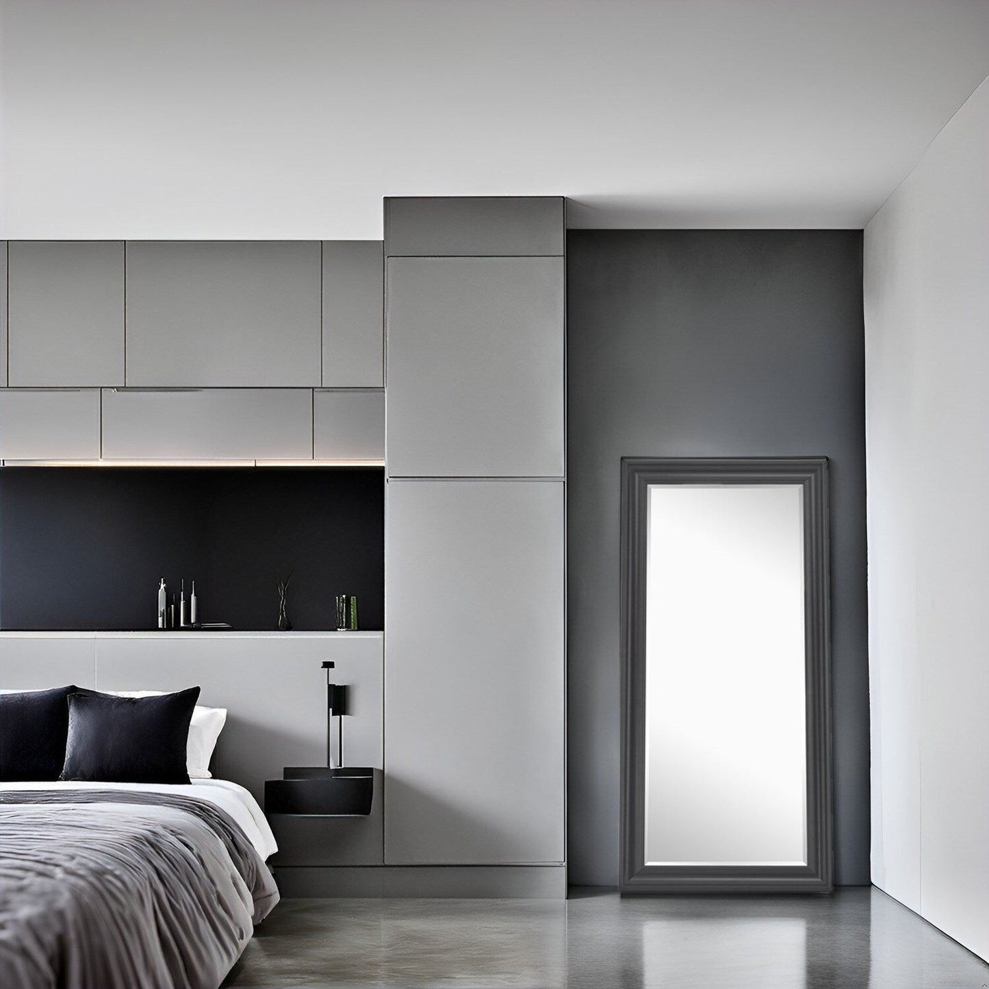 Grand miroir, miroir pleine taille, miroir rectangulaire mural suspendu, avec cadre en faux bois lisse.