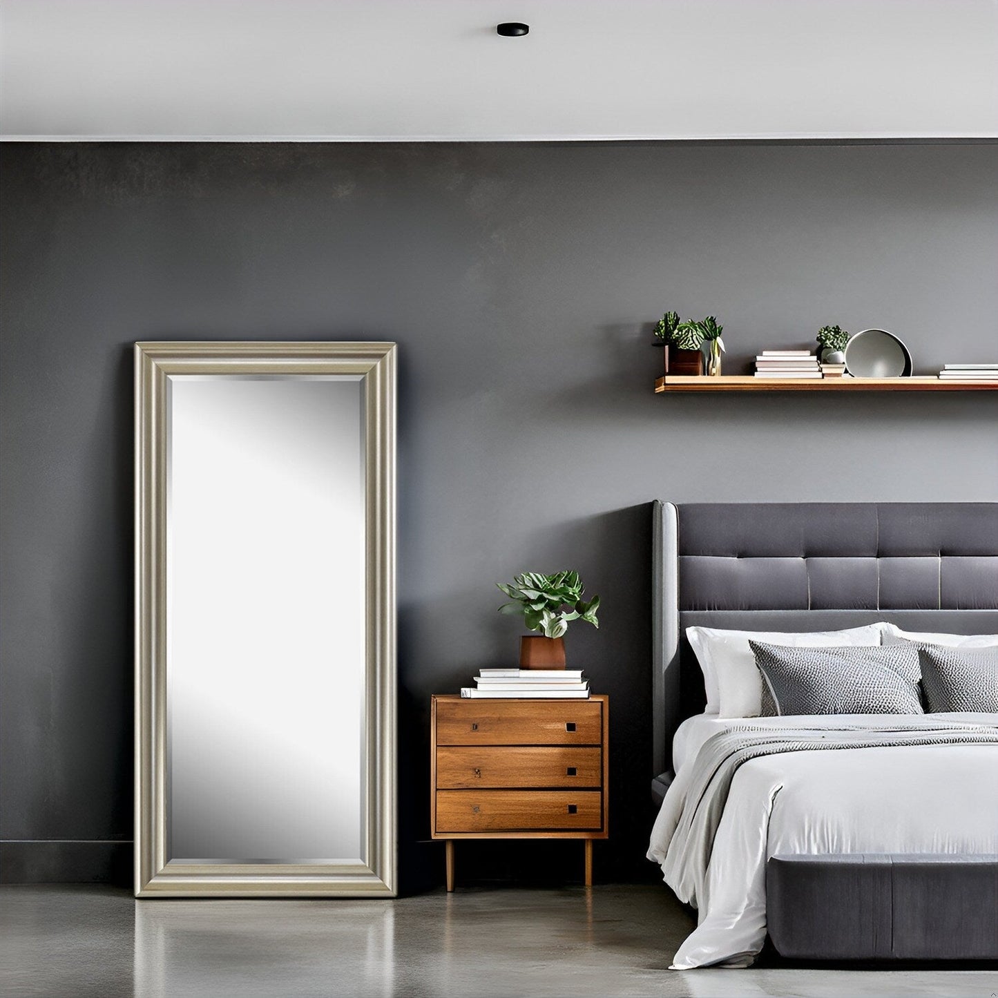 Grand miroir, miroir pleine taille, miroir rectangulaire mural suspendu, avec cadre en faux bois lisse.
