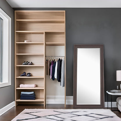 Grand miroir, miroir pleine taille, miroir rectangulaire mural suspendu, avec cadre en faux bois lisse.
