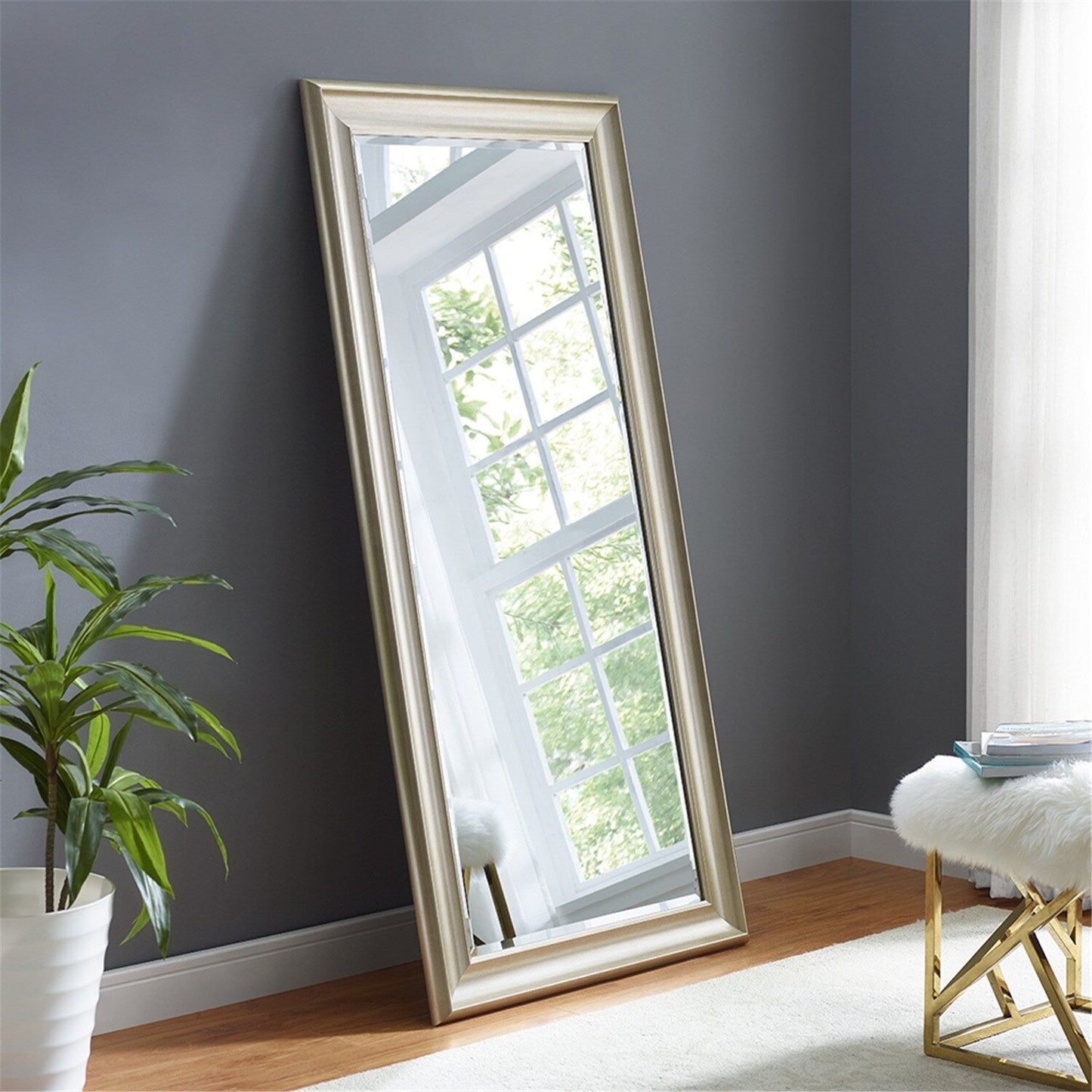 Grand miroir, miroir pleine taille, miroir rectangulaire mural suspendu, avec cadre en faux bois lisse.