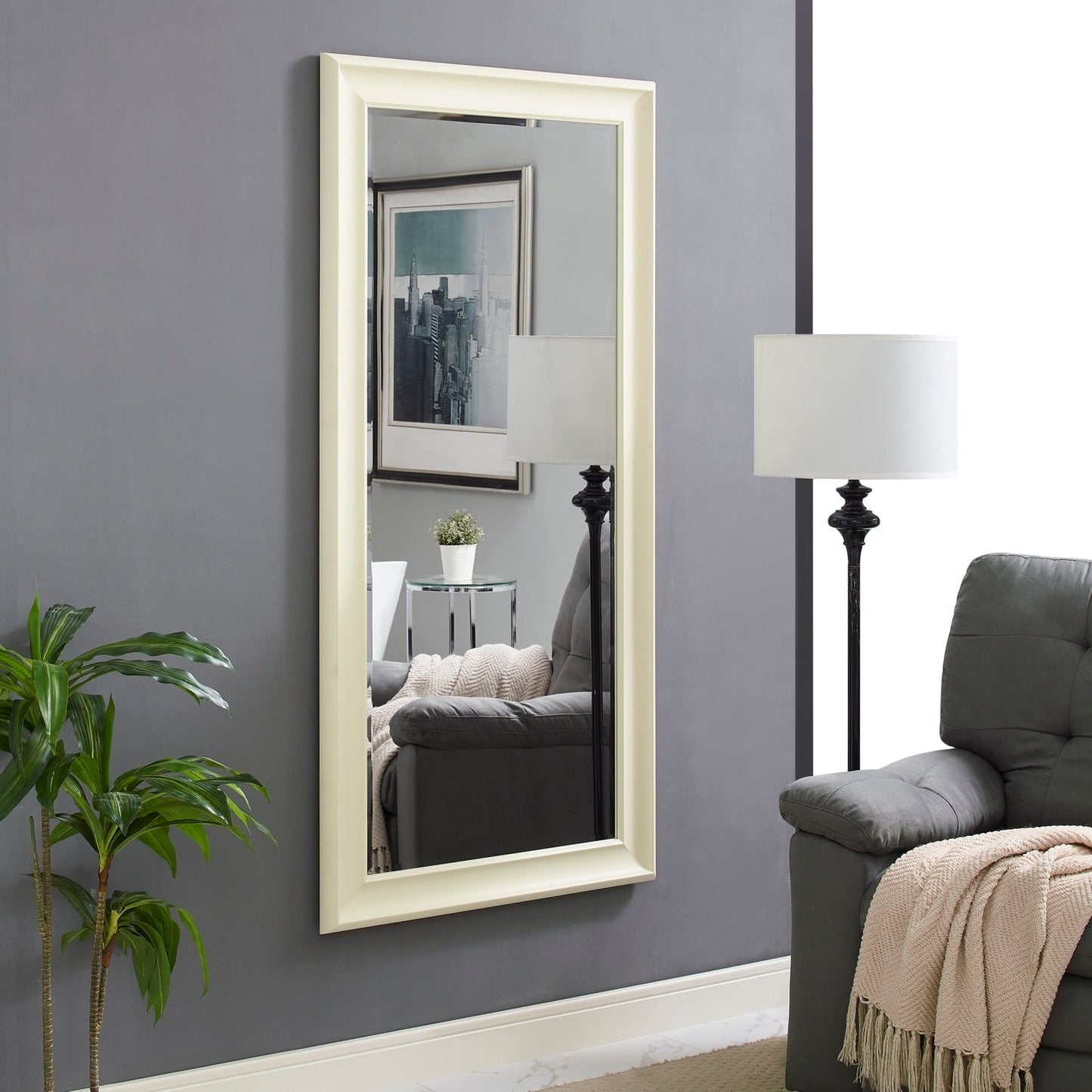 Grand miroir, miroir pleine taille, miroir rectangulaire mural suspendu, avec cadre en faux bois lisse.