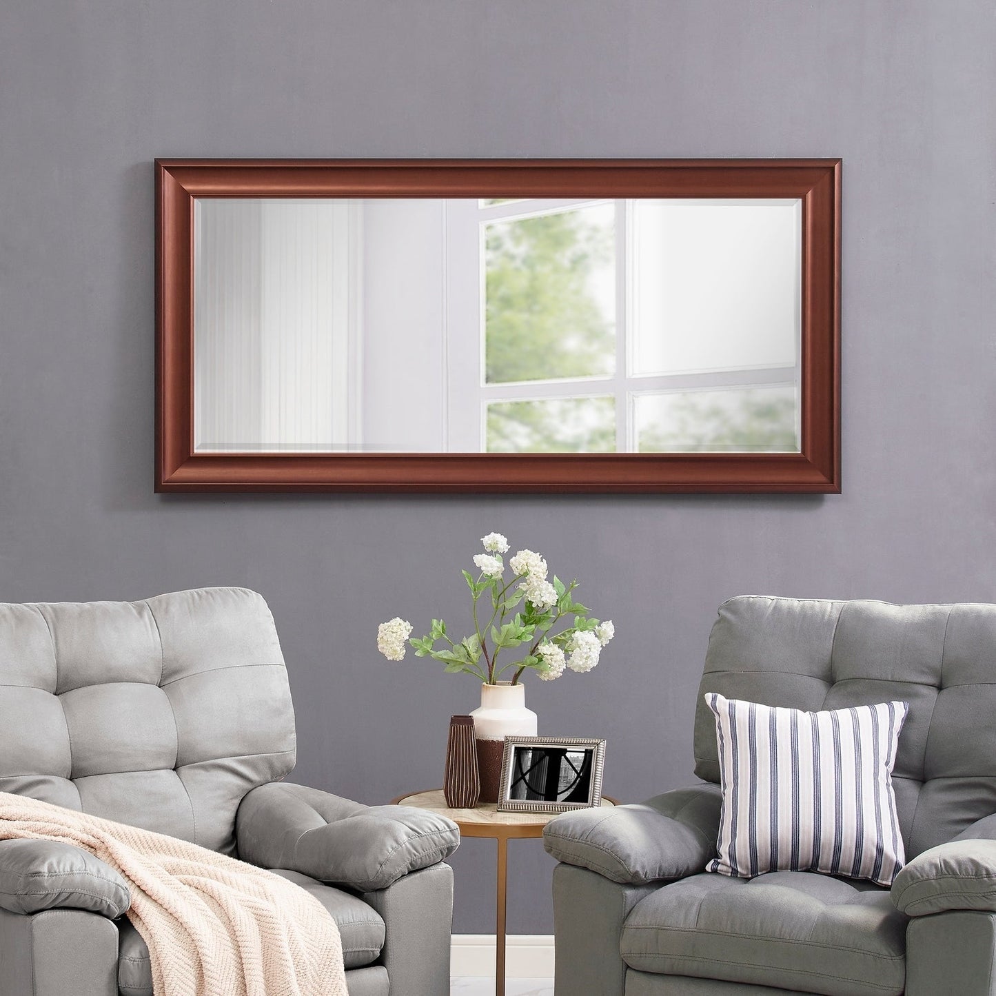 Grand miroir, miroir pleine taille, miroir rectangulaire mural suspendu, avec cadre en faux bois lisse.