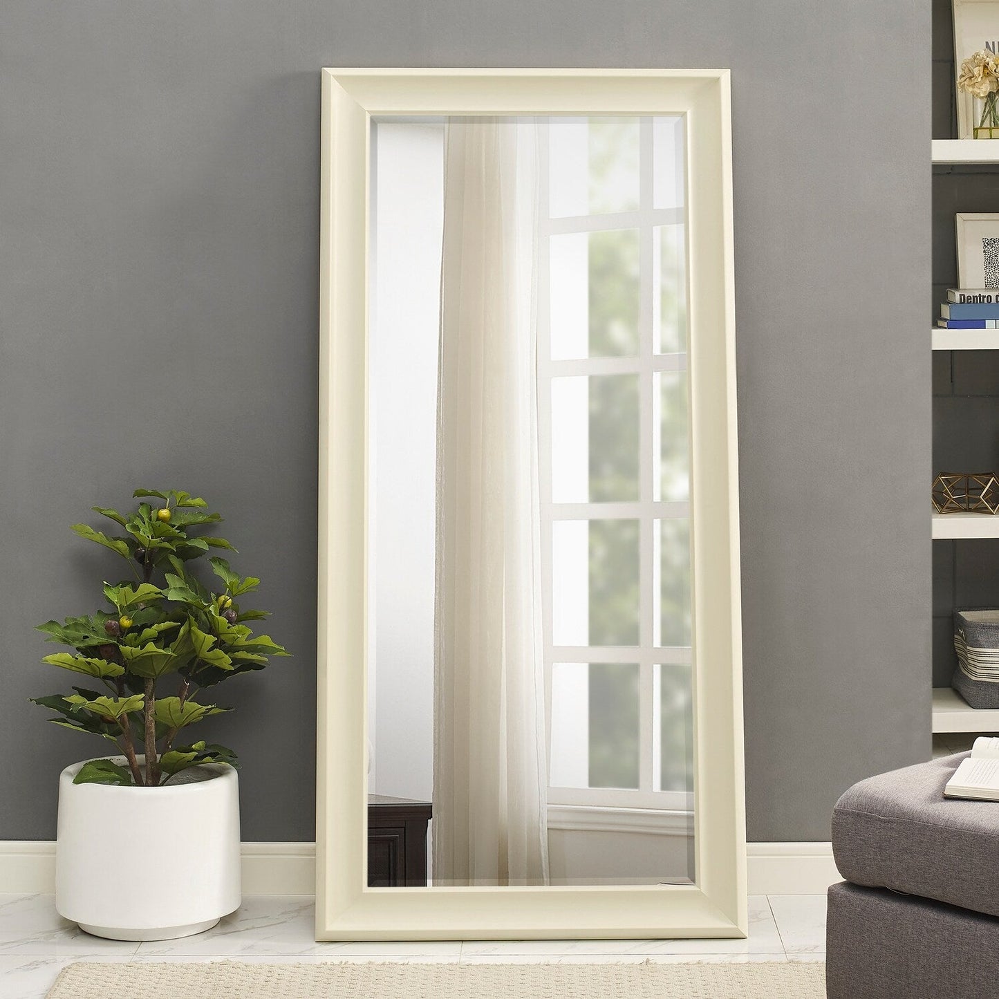 Grand miroir, miroir pleine taille, miroir rectangulaire mural suspendu, avec cadre en faux bois lisse.