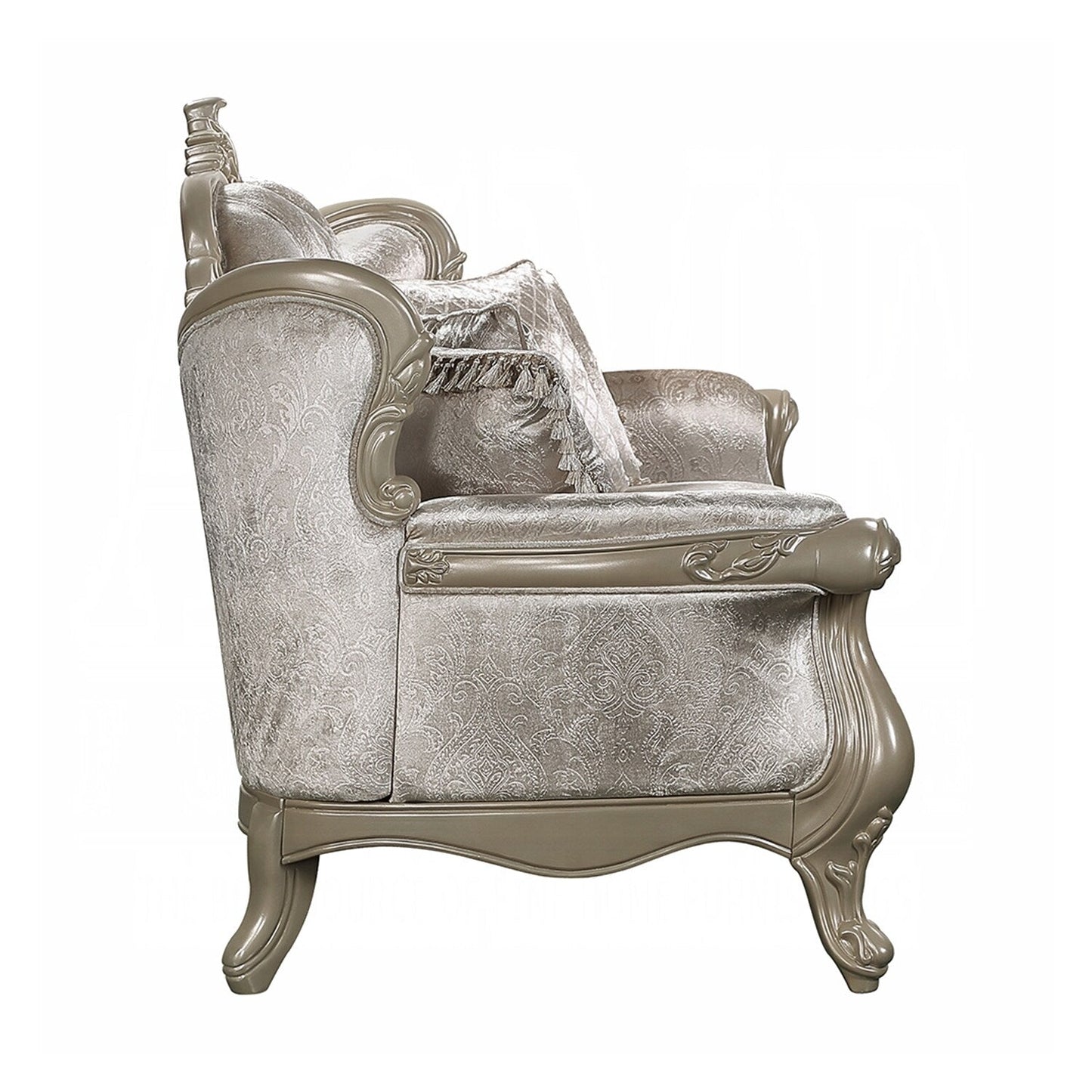 Canapé recouvert de tissu avec dossier capitonné à boutons en beige et champagne.